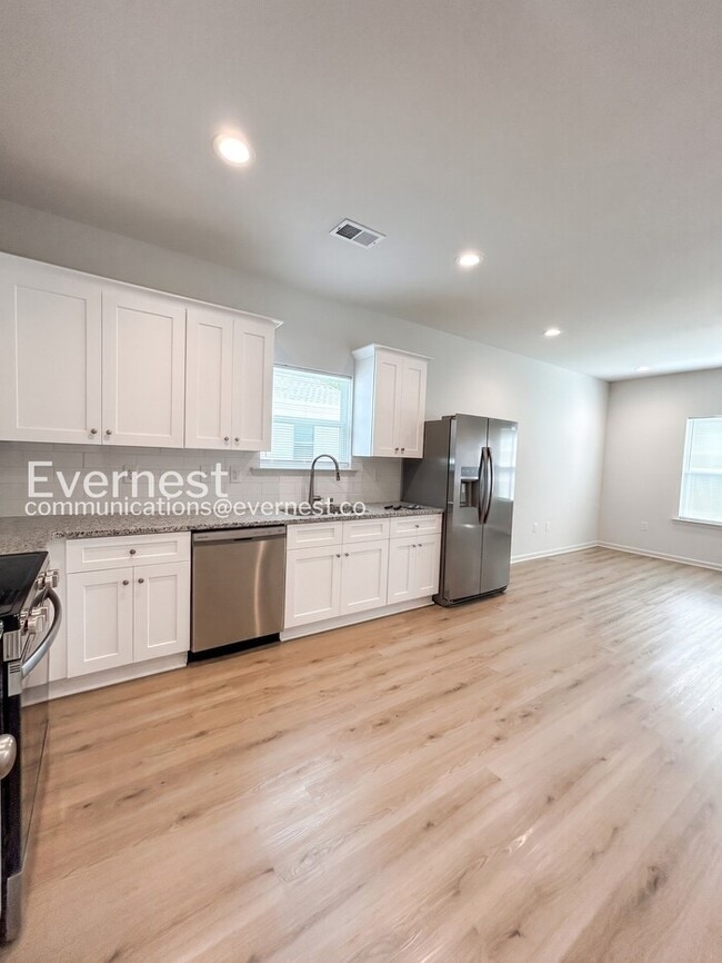 Building Photo - 3Bed, 2Bath Charming Home with Modern Amenities and Parking! / Available Soon!