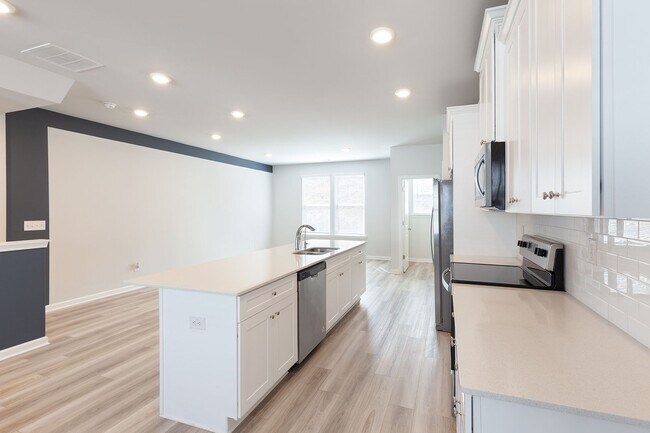 Building Photo - Newly Constructed 3bd/3.5ba w/ Gym, Min From Airport and Downtown Hapeville!