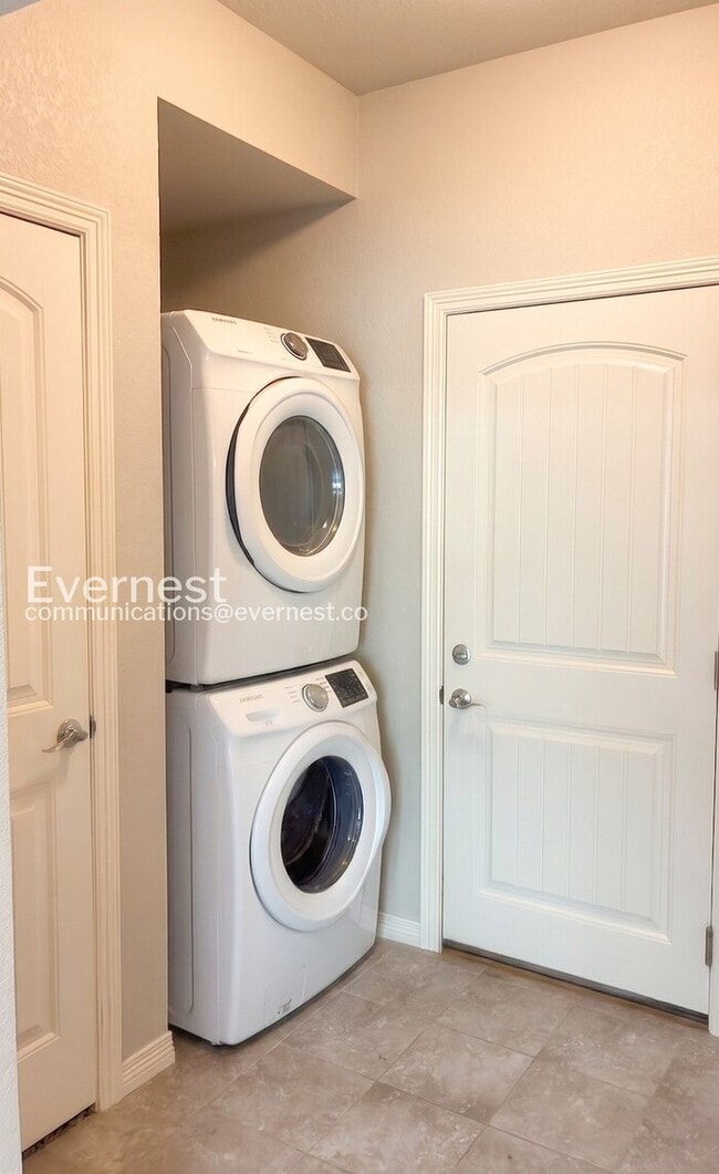 Building Photo - 3 Bed/2.5 Bath Town Home with Garage / Available Soon!
