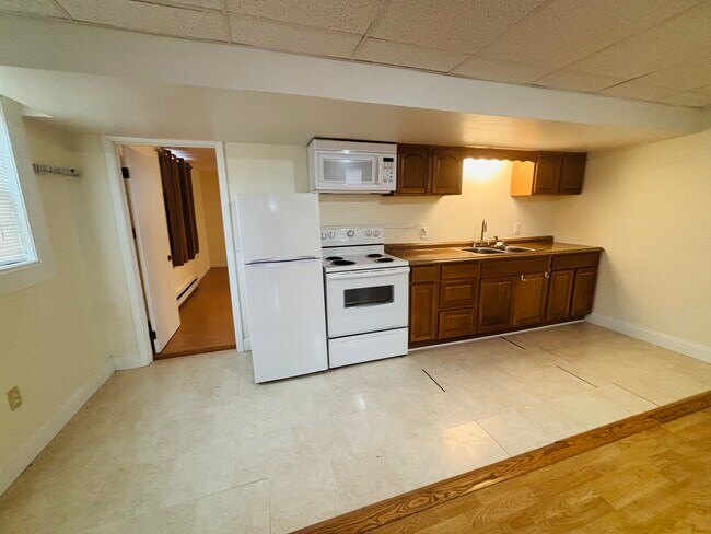 Building Photo - 135 Simsbury Dr