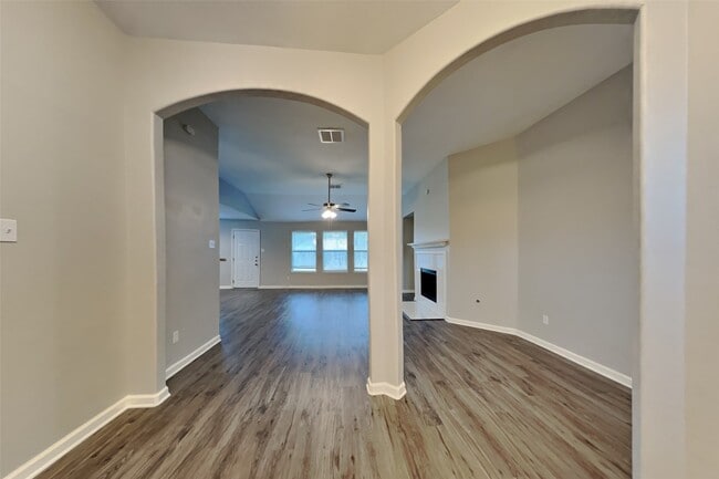 Building Photo - 8831 Aberdeen Oaks Dr