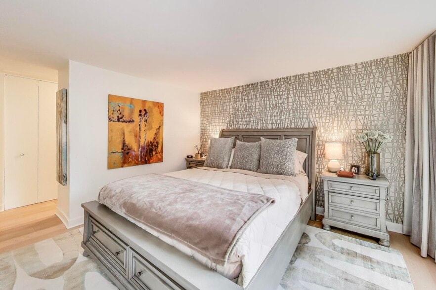 Building Photo - 110 E Delaware Pl