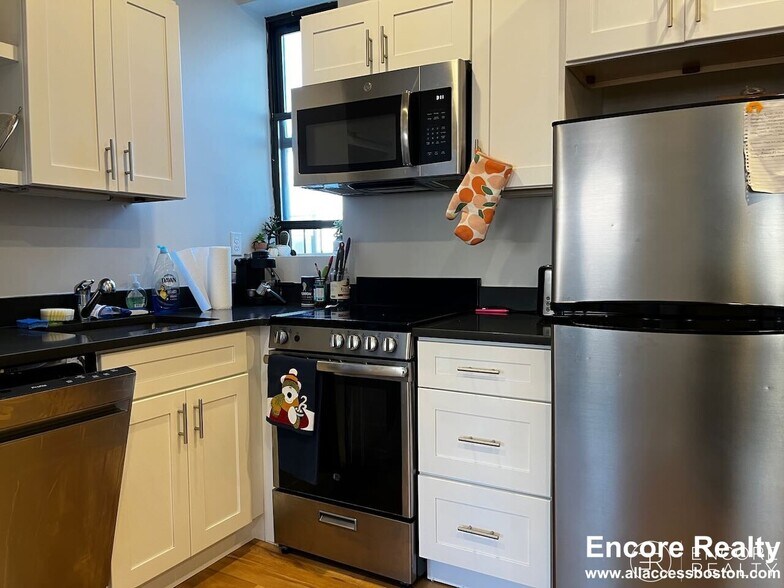 Building Photo - 822 Beacon St