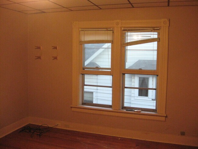Building Photo - 619 E Parkway Ave