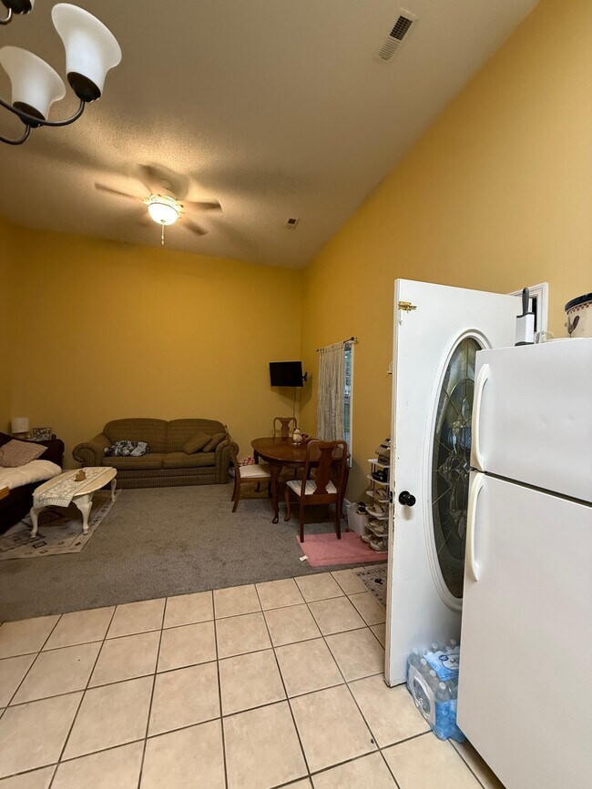 Building Photo - 44 Grandview Dr