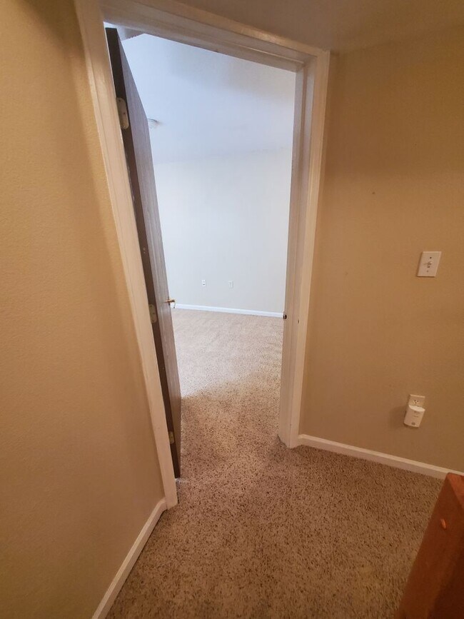 Building Photo - 3 Bedroom Home w Extra Room and 2 Car Garage in Stratford Lakes!
