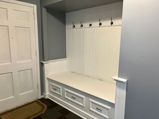 Building Photo - 88 Towerview Dr