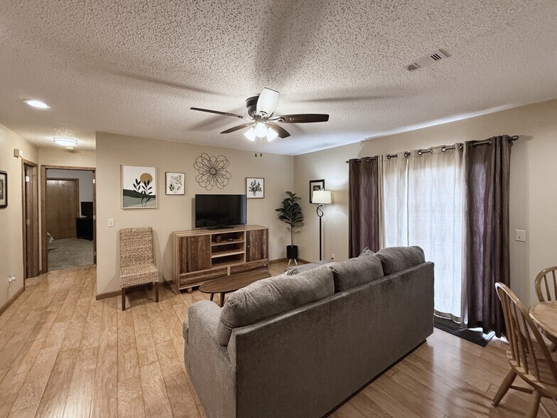 Building Photo - 1516 Meadowhill Dr