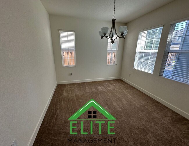 Building Photo - Spacious and Stylish 4-Bedroom Home in Des...