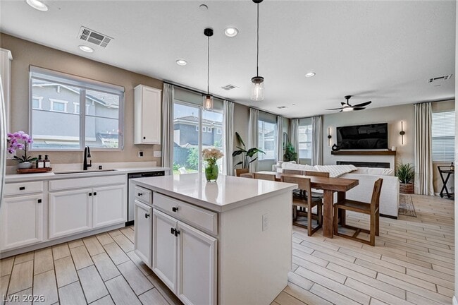 Building Photo - 372 Silva Pl