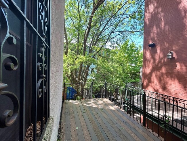 Building Photo - 250 W 137th St