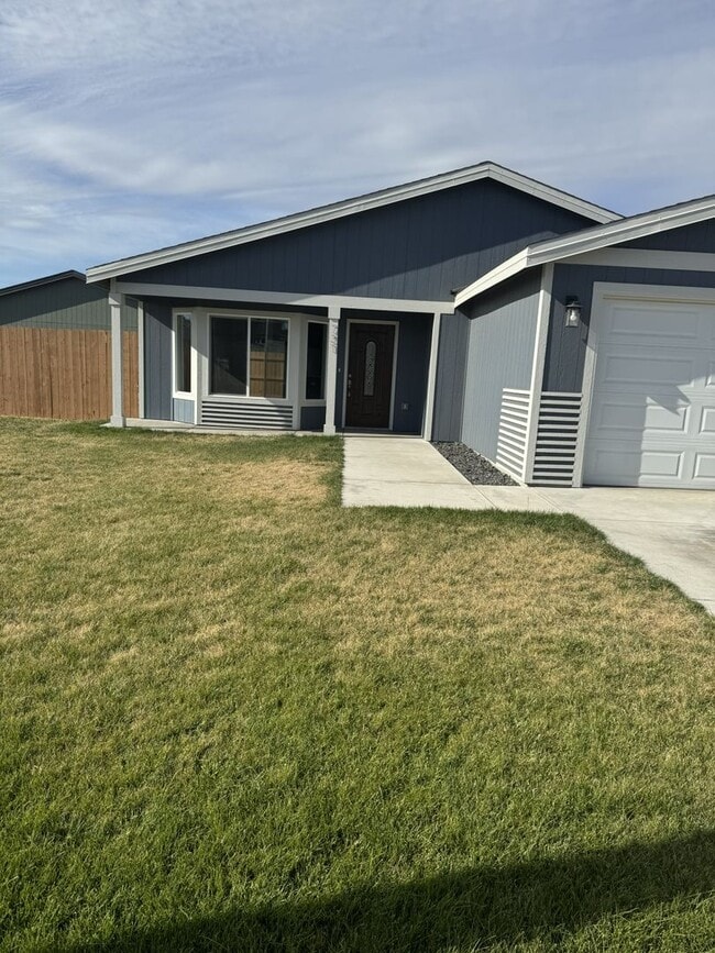 Building Photo - Open Concept Living