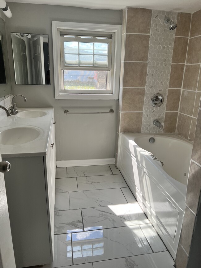 Building Photo - 913 S Hinde St