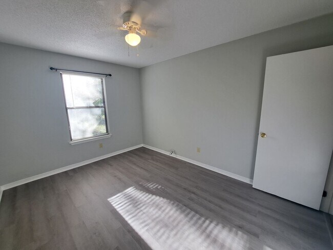 Building Photo - 6204 Forest Pines Dr