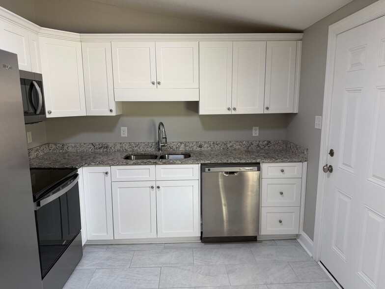 Building Photo - 1016 Forest Glen Dr
