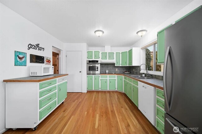 Building Photo - Luxury Home with Views, Maintained Pool and Yard. 5Bed, 3 Bath Great Location