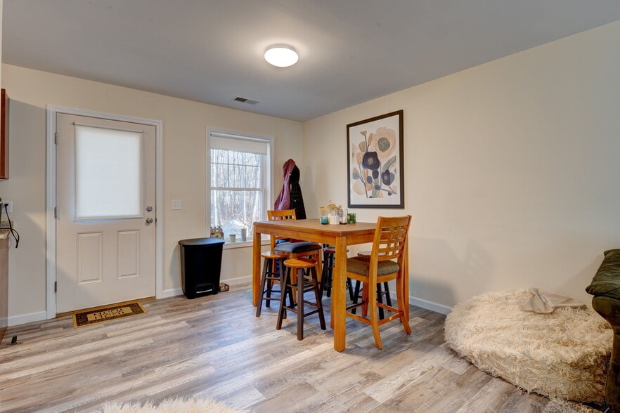 Building Photo - 15 Hillyndale Rd