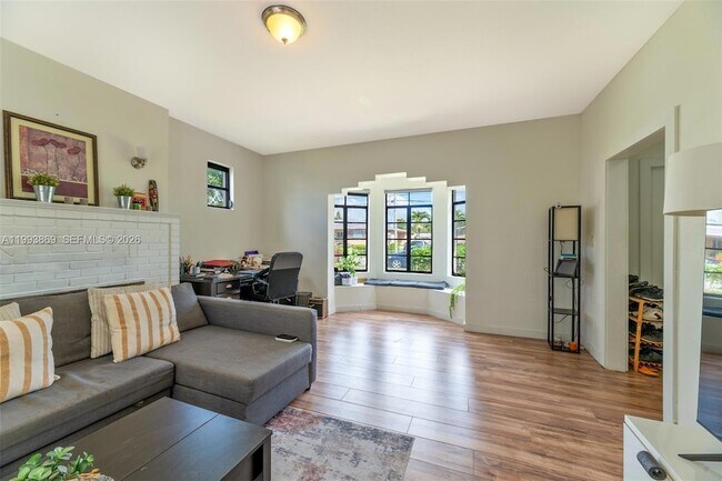 Building Photo - 1238 NE 112th St