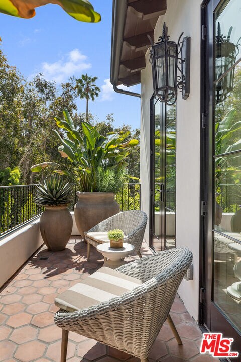 Building Photo - 820 N Vista St