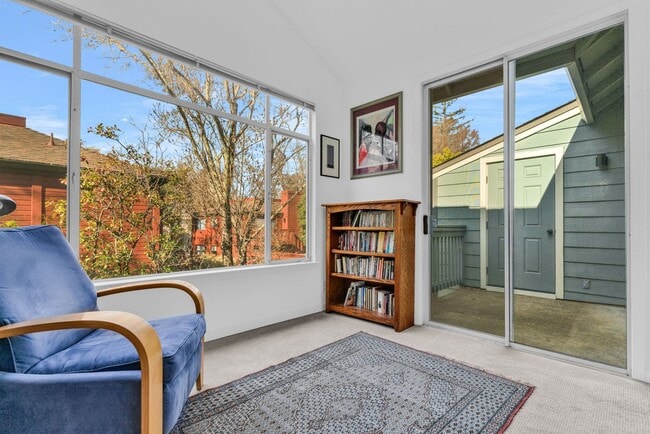 Building Photo - Quiet and Spacious 2 Bedroom Condo in Sunny Novato!