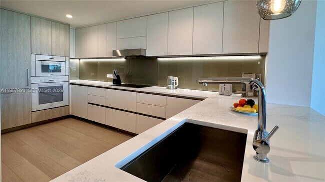 Building Photo - 9201 E Bay Harbor Dr