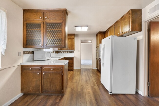 Building Photo - 1564 E Escalon Ave