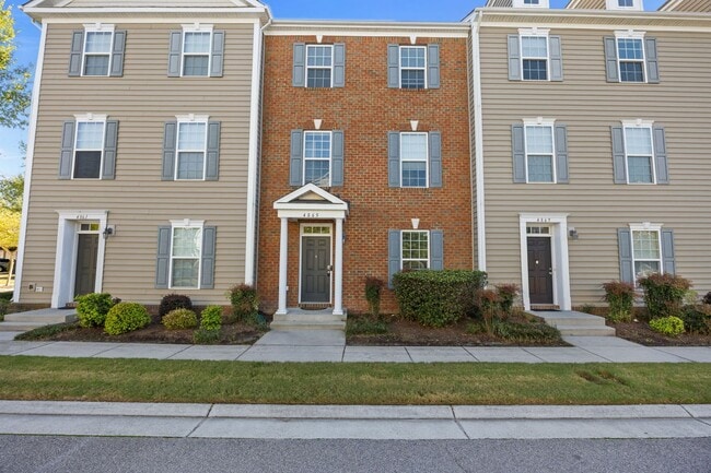 Primary Photo - Beautiful Townhome for Rent in Virginia Beach With Free Internet!
