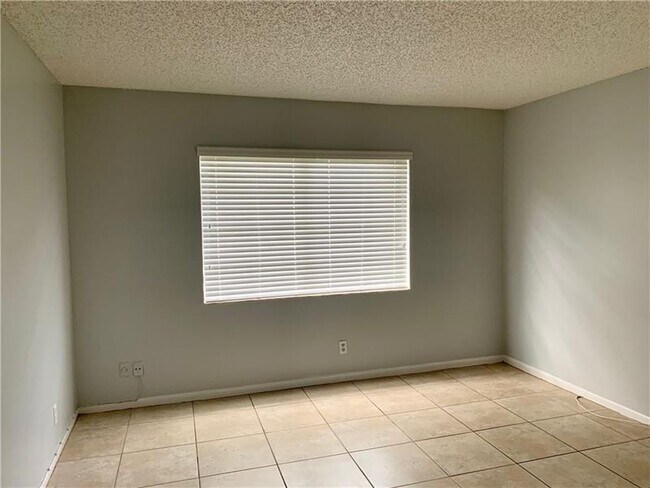 Building Photo - 2830 Riverside Dr