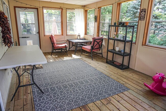 Building Photo - 3-Bedroom, 2-bath House With Fenced-in Yar...