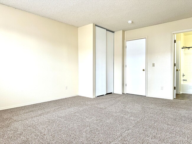 Building Photo - ADORABLE TOWNHOME