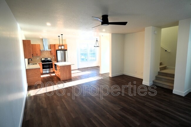 Building Photo - 525 E Violets Cv Ln