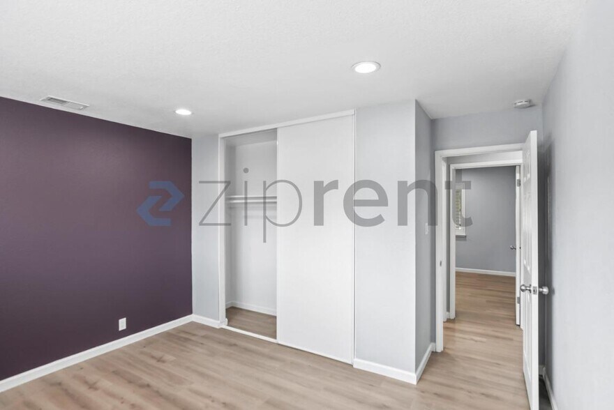 Building Photo - Unit