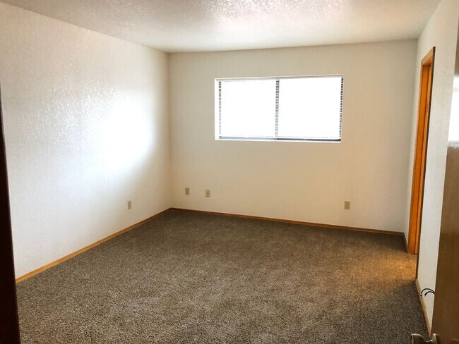 Building Photo - Cute 2 Bedroom Home w/ Garage Near Golf Course! *HOME IS CURRENTLY OCCUPIED, PLEASE DO NOT DISTUR...