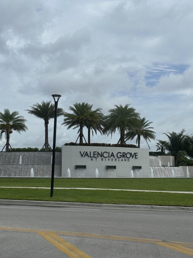 Primary Photo - 11643 SW Moon River Way