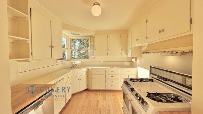 Building Photo - Mid-Century Montclair 3+ Bedroom with Filtered San Francisco Bay Views!