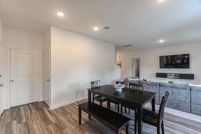 Building Photo - 10314 Woodwick St