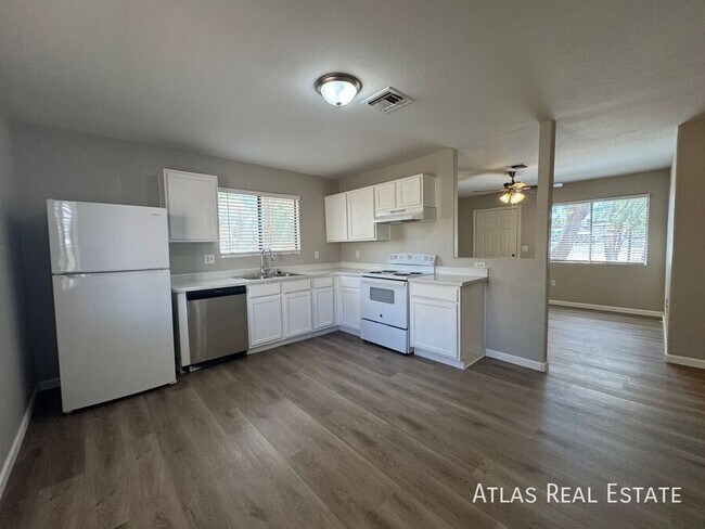 Building Photo - 506 N Iroquois Ave