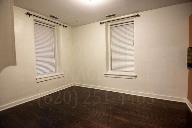 Building Photo - Cute Upstairs 2-Bed Apartment located down...