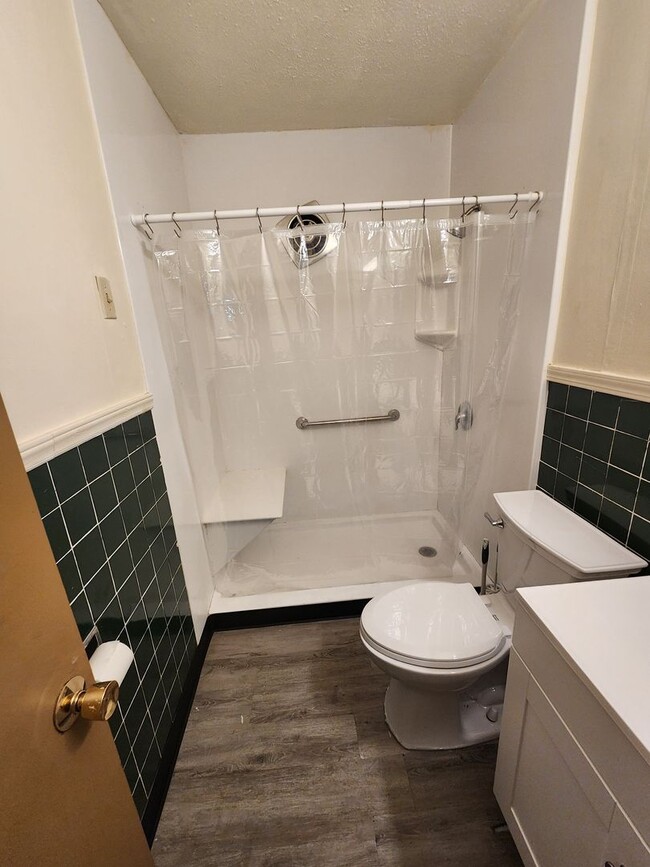 Building Photo - 4 Bedroom Clean House For Rent