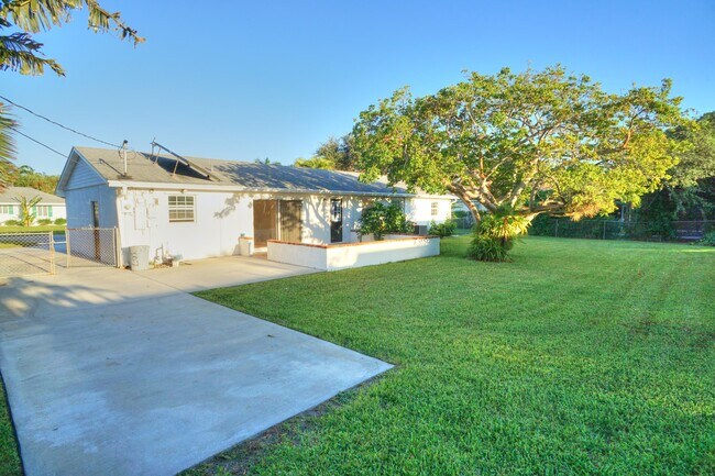 Building Photo - 807 Easterly Rd