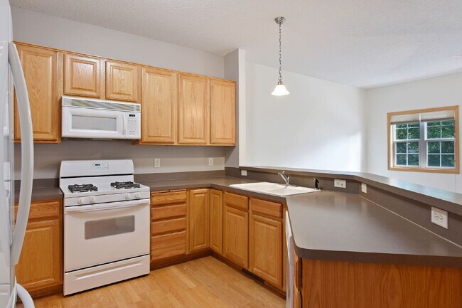 Building Photo - Charming 2-Bed Townhouse in Wayzata with Hardwood Elegance & Cozy Fireplace!