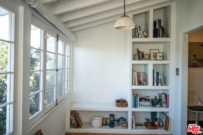 Building Photo - 6101 S Mansfield Ave