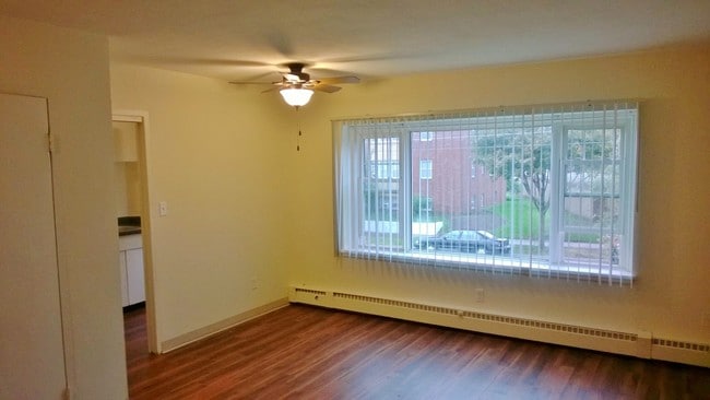 Building Photo - Saunders at the Park