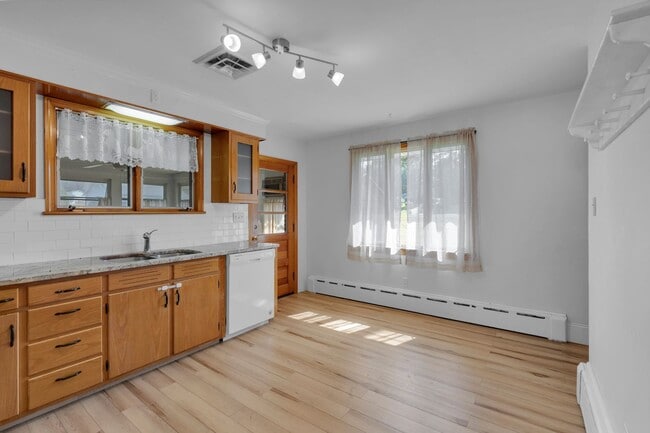 Building Photo - Charming 2-Bedroom Home in the Heart of Ca...