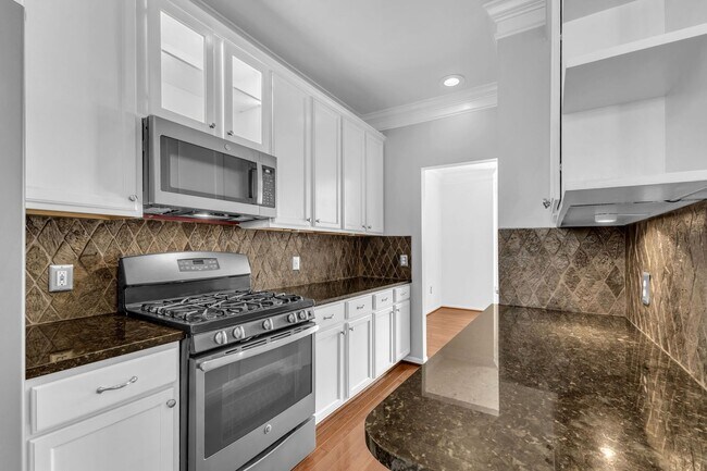 Building Photo - Dream Townhome in Kingstowne – Updated Ele...