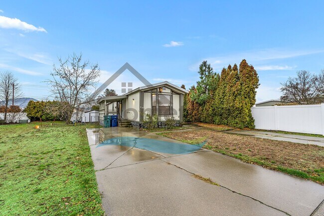 Building Photo - 2-Bedroom 2-Bathroom Home with Off-Street Parking Available in Coeur d’Alene!