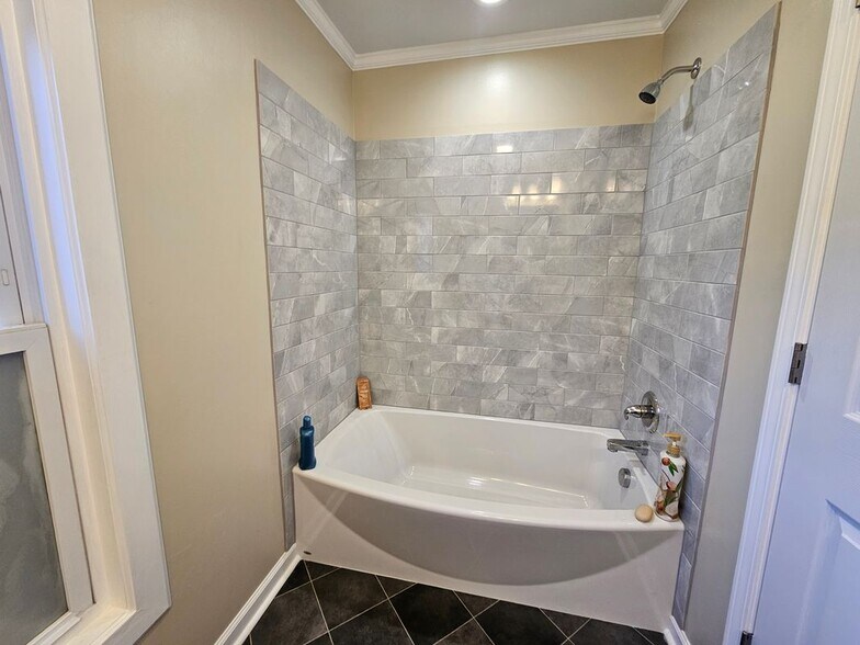 Building Photo - 208 W Main St