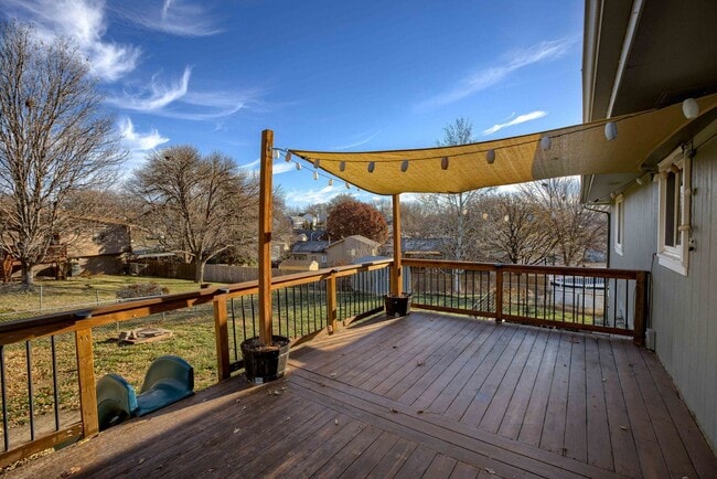 Building Photo - Light-Filled 4-Bedroom in Millard!!