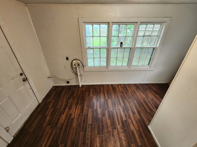 Building Photo - 426 W 5th