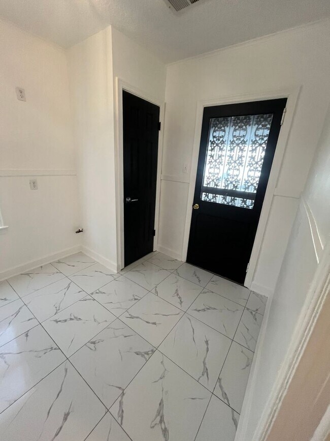 Building Photo - Spacious 2 bedroom 1 bath home for lease